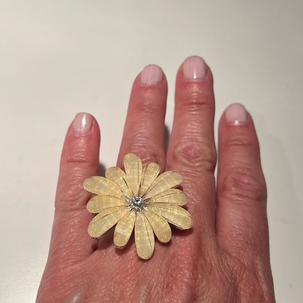 NWOT pale yellow round flower shaped ring with center stone on elastic band. - Picture 2 of 9